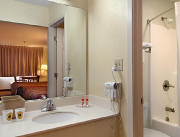 Super 8 By Wyndham Breaux Bridge Quarto foto